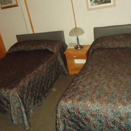 Dreamland Motel Moose Jaw Exterior photo